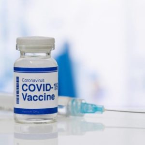 imagen de jeringa y frasco de vacuna contra el covid 19
